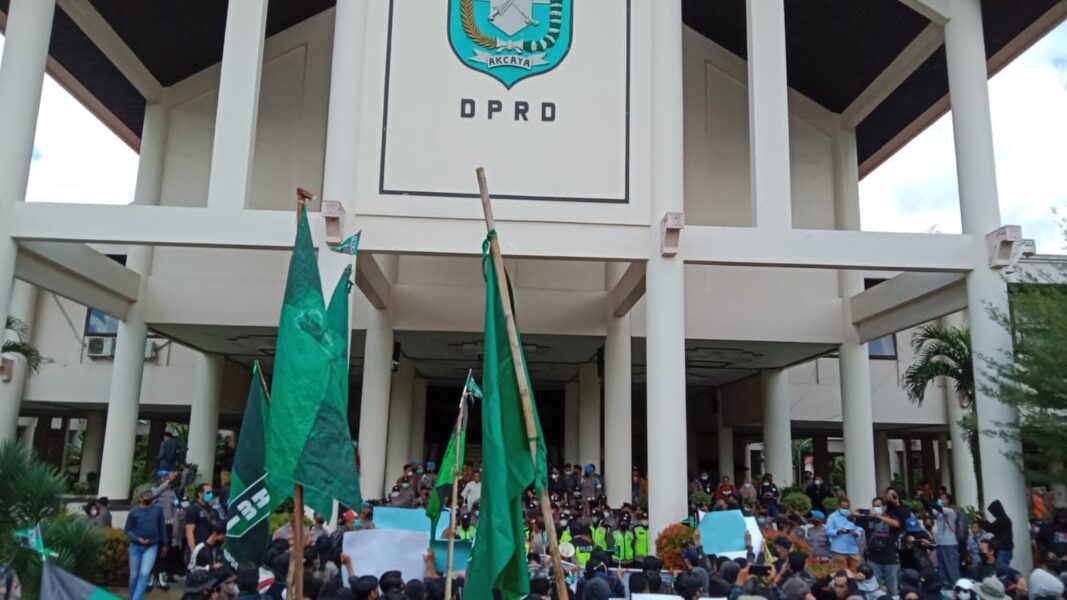 HMI Cabang Pontianak Lakukan Aksi Tolak Presiden 3 Periode di Depan Kantor DPRD Kalbar