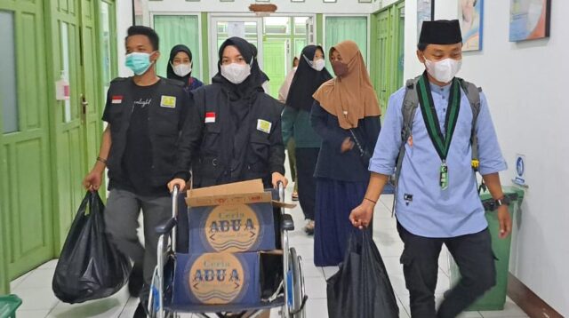 Kolaborasi Kebaikan, LDMI Pontianak Bersama Al-Mumtaz Peduli Berbagi Makanan Sahur