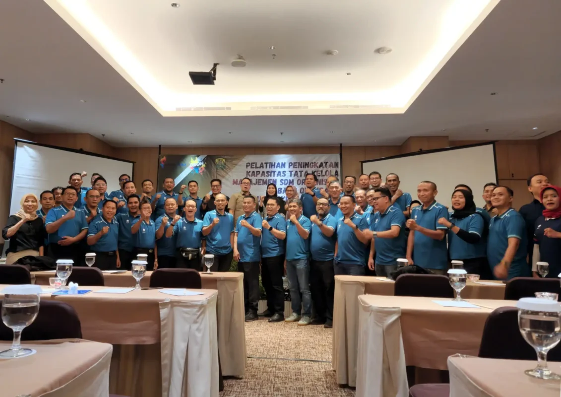 Dok. Para peserta Pelatihan Peningkatan Kapasitas Tata Kelola Manajemen SDM Organisasi Cabang Olahraga Bulutangkis yang diselenggarakan Kemenpora RI berpose bersama di Hotel Santika Premiere Bintaro, Tangerang Selatan, Selasa (22/7/2025). PBSI Kalimantan Barat turut mengirimkan perwakilan dalam kegiatan ini.