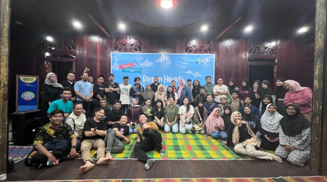 Dua anak muda, sutradara film dokumenter Kynan Tegar dan kreator konten Paskalia Wandira, tampil berbagi pengalaman mereka dalam menjaga budaya sekaligus merawat alam.