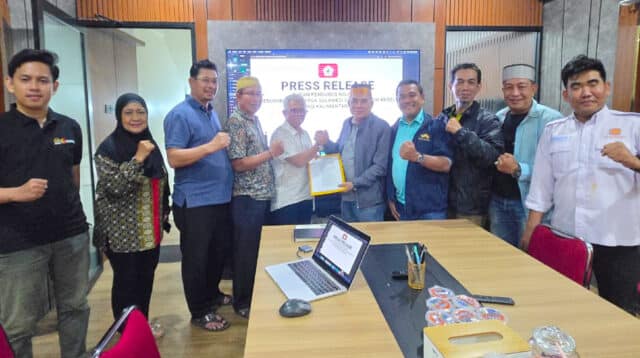 Menjaga keberlanjutan roda organisasi, BPW KKSS Kalbar resmi menunjuk Careteker BPD KKSS Kota Pontianak. Lendeng Syahrani dipercaya memimpin tim untuk konsolidasi dan persiapan musyawarah daerah. Langkah ini jadi wujud komitmen merawat kebersamaan dan soliditas KKSS