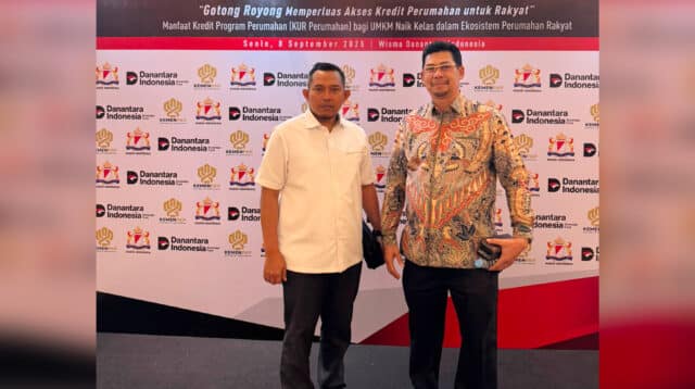 Wakil Ketua Umum Kamar Dagang dan Industri (Kadin) Kalimantan Barat Bidang Perumahan dan Pemukiman, Baharudin (Baju Batik), bersama Ketua Kadin Kabupaten Kubu Raya, Mansur Zahri (Baju Putih), menghadiri kegiatan Sosialisasi Kredit Program Perumahan (KUR Perumahan) di Jakarta,
