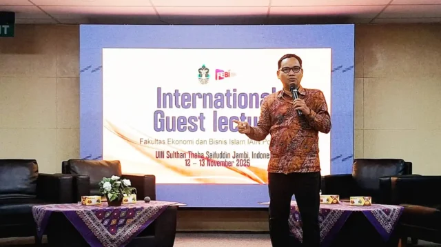 Wakil Dekan I FEBI IAIN Pontianak, Dr. Rasiam, M.A., memaparkan materi tentang integrasi ekonomi dan keuangan syariah dalam pembangunan nasional dan daerah pada Guest Lecture Internasional di Jambi, Rabu (12/11/2025).