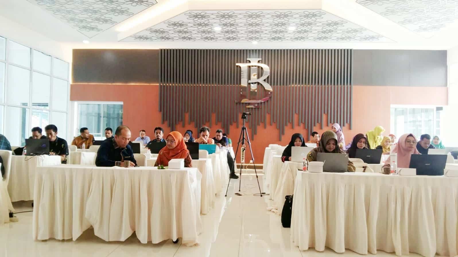 Workshop Internasional Review Pedoman FEBI, 26–27 November 2025, saat FEBI menuntaskan tiga dokumen strategis untuk penguatan tata kelola dan mutu akademik.