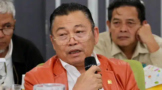 antuan Pasang Baru Listrik di rumah warga Landak