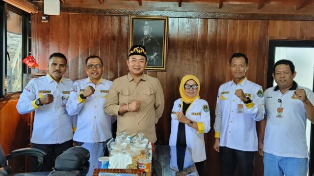 Pertemuan FKDM Ketapang dengan Bupati Alexander Wilyo membahas koordinasi kewaspadaan dini daerah