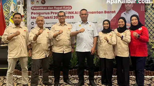 Prosesi pelantikan Ketua INKAI Sintang di Aula Hotel Mahkota Pontianak bersama pengurus