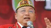 Cornelis memegang mikrofon saat berbicara dalam forum literasi Dayak internasional