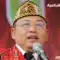Cornelis memegang mikrofon saat berbicara dalam forum literasi Dayak internasional