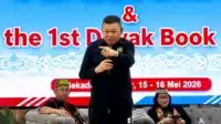 solusi-hukum-persoalan-hutan-adat Cornelis berbicara di podium memberikan edukasi tentang solusi hukum menghadapi persoalan hutan adat Dayak