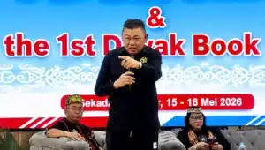 Cornelis berbicara di podium memberikan edukasi tentang solusi hukum menghadapi persoalan hutan adat Dayak