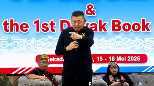 Cornelis berbicara di podium memberikan edukasi tentang solusi hukum menghadapi persoalan hutan adat Dayak