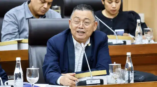 Cornelis mengikuti rapat mengenai Program Listrik Desa bersama Direksi PT PLN di DPR RI.