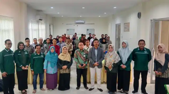 Guru MTs mengikuti workshop kesejahteraan guru madrasah di Aula MAN 2 Pontianak